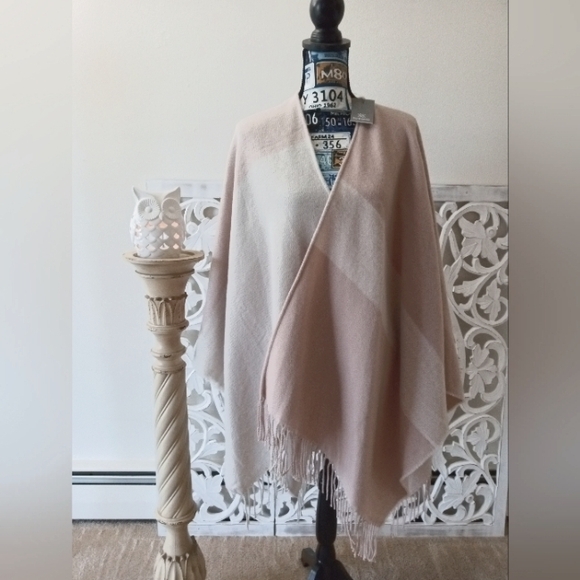 SOIA&KYO OSFA Soft Stylish Wrap Cover Tan/Cream Color Fashionable Fall 🍂 Attire - Picture 1 of 14